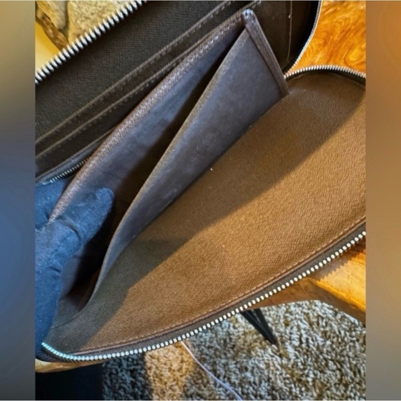 Louis Vuitton Atoll Organizer Wallet From the
2005 Collection
Taiga Leather - Picture 13 of 15